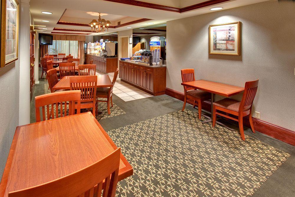 Holiday Inn Express Cedar Rapids - Collins Road By Ihg Restaurant photo