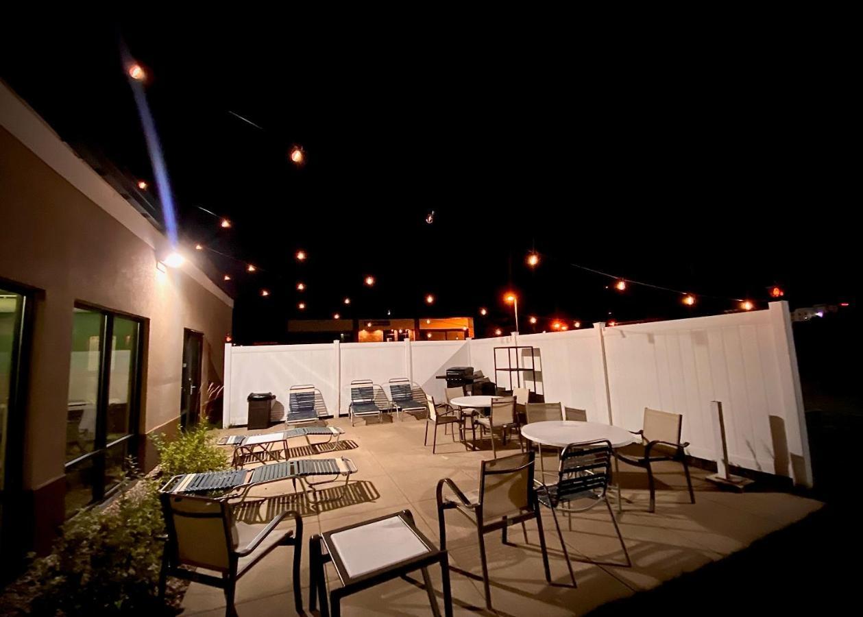 Holiday Inn Express Cedar Rapids - Collins Road By Ihg Exterior photo