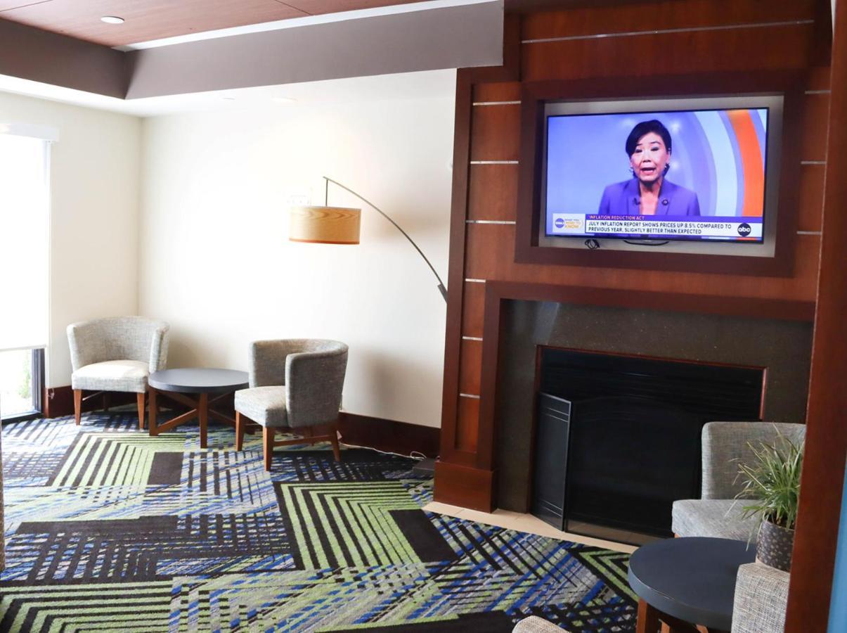 Holiday Inn Express Cedar Rapids - Collins Road By Ihg Exterior photo