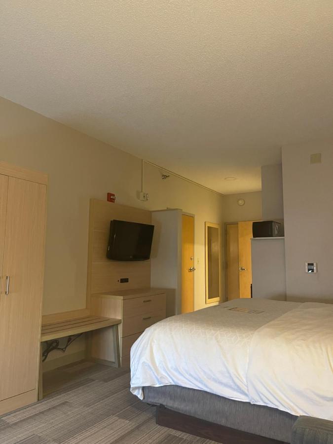 Holiday Inn Express Cedar Rapids - Collins Road By Ihg Exterior photo
