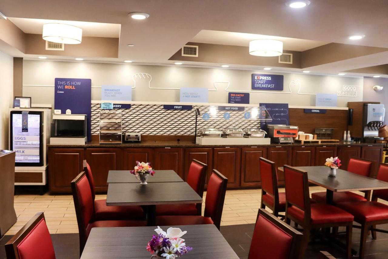 Holiday Inn Express Cedar Rapids - Collins Road By Ihg Exterior photo