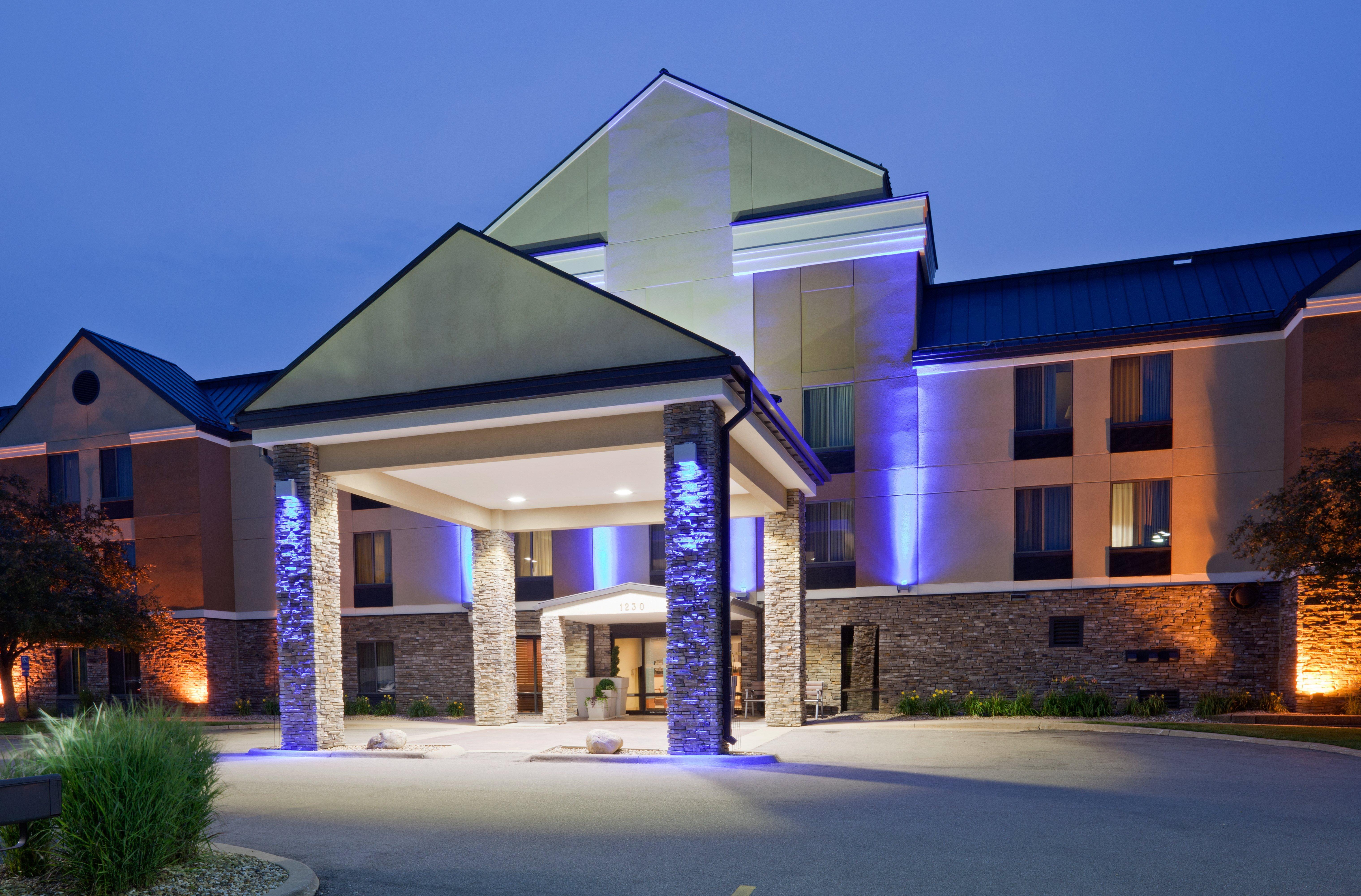 Holiday Inn Express Cedar Rapids - Collins Road By Ihg Exterior photo