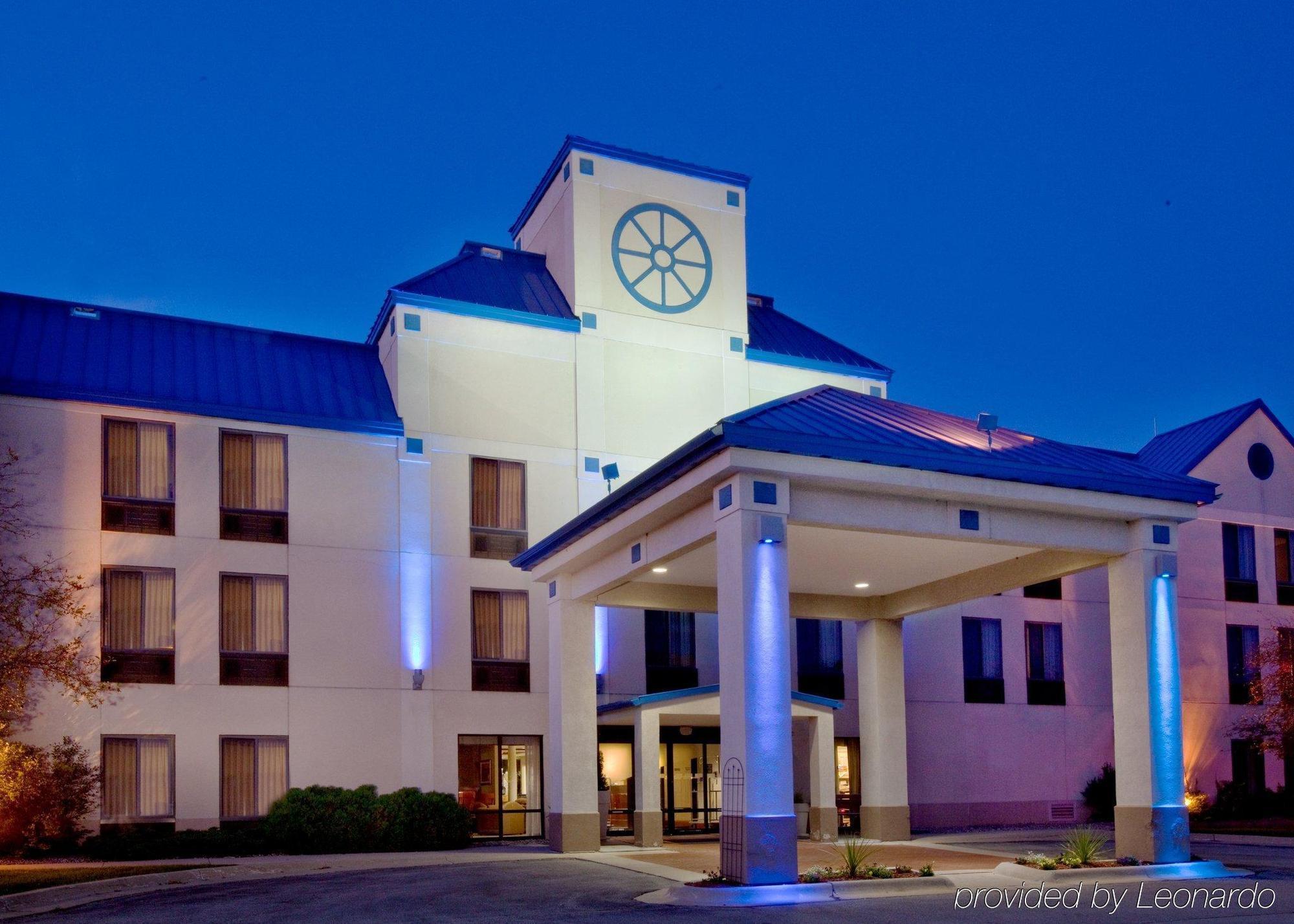 Holiday Inn Express Cedar Rapids - Collins Road By Ihg Exterior photo