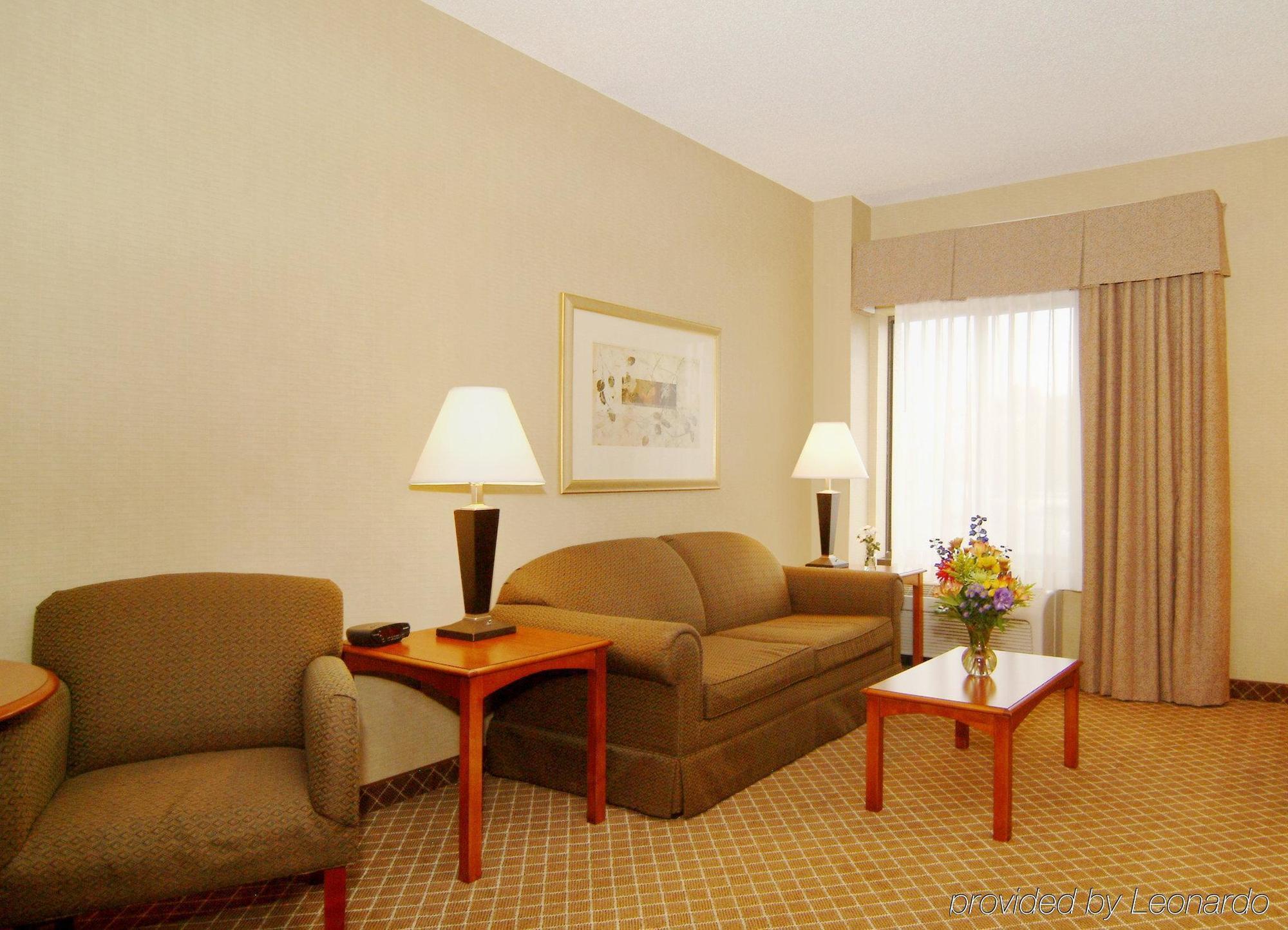 Holiday Inn Express Cedar Rapids - Collins Road By Ihg Room photo