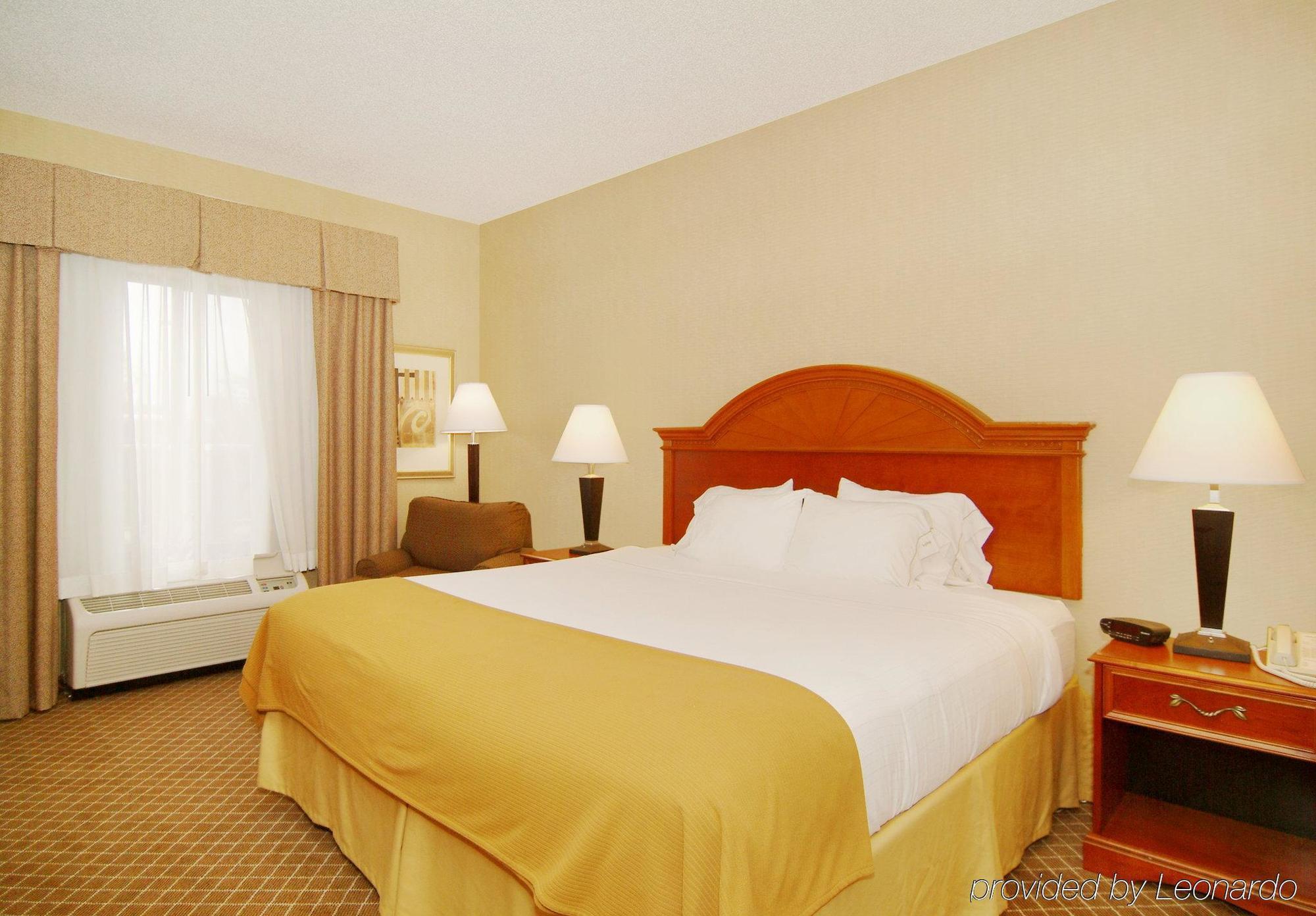 Holiday Inn Express Cedar Rapids - Collins Road By Ihg Room photo