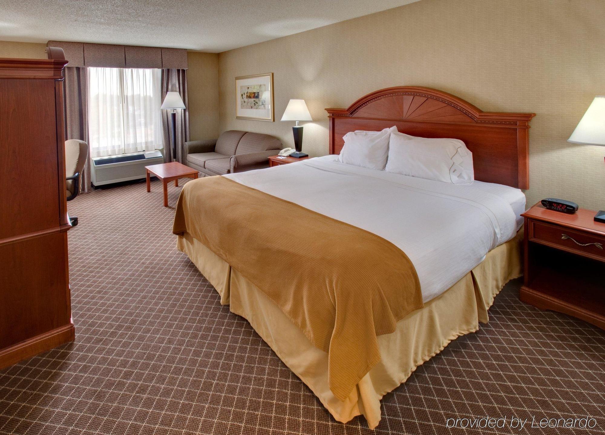 Holiday Inn Express Cedar Rapids - Collins Road By Ihg Room photo