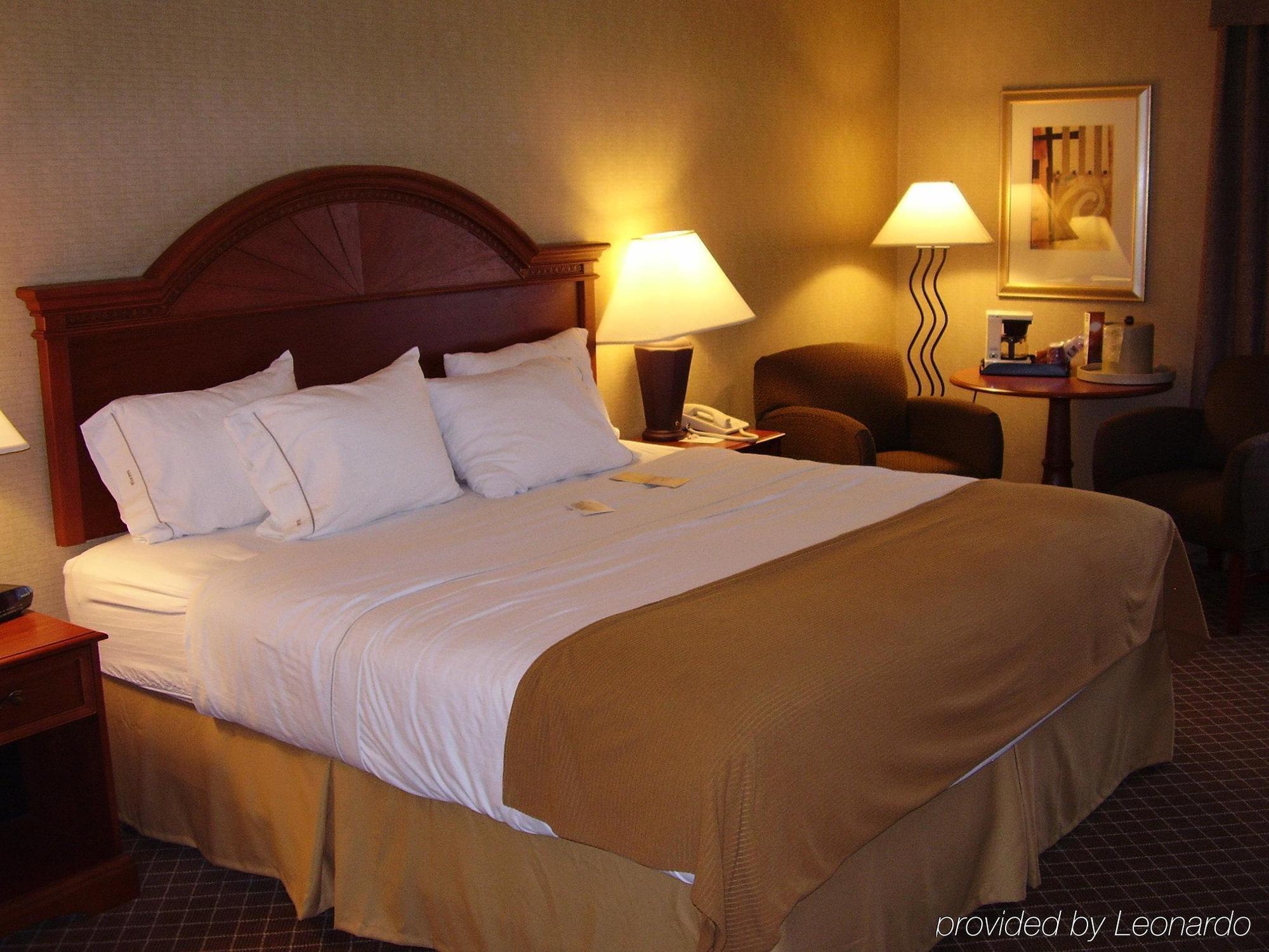 Holiday Inn Express Cedar Rapids - Collins Road By Ihg Room photo