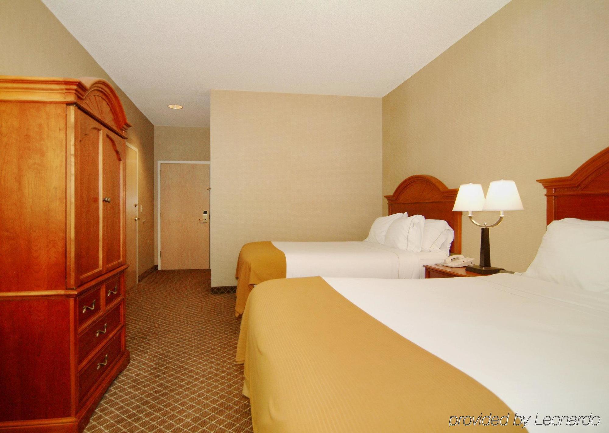 Holiday Inn Express Cedar Rapids - Collins Road By Ihg Room photo