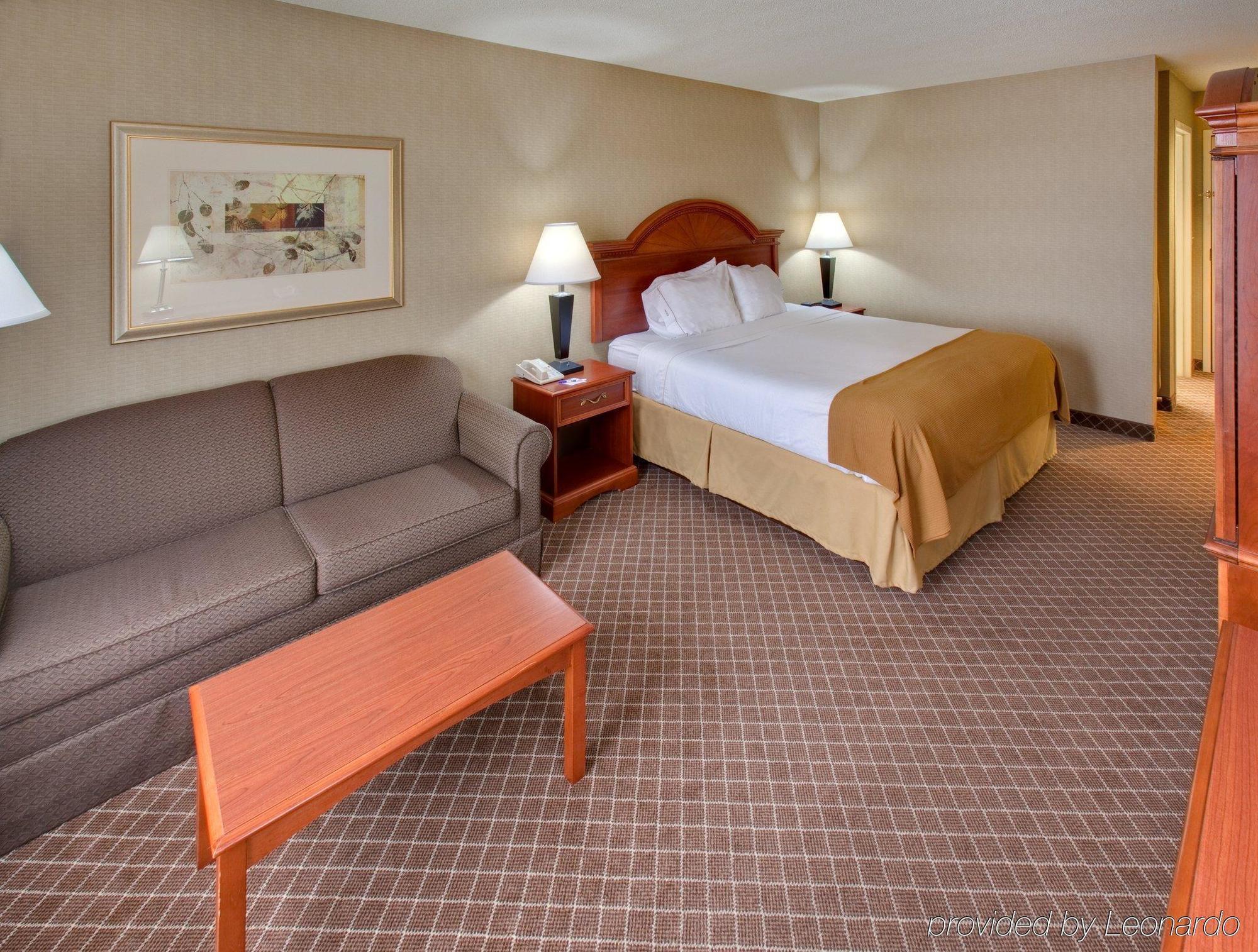 Holiday Inn Express Cedar Rapids - Collins Road By Ihg Room photo