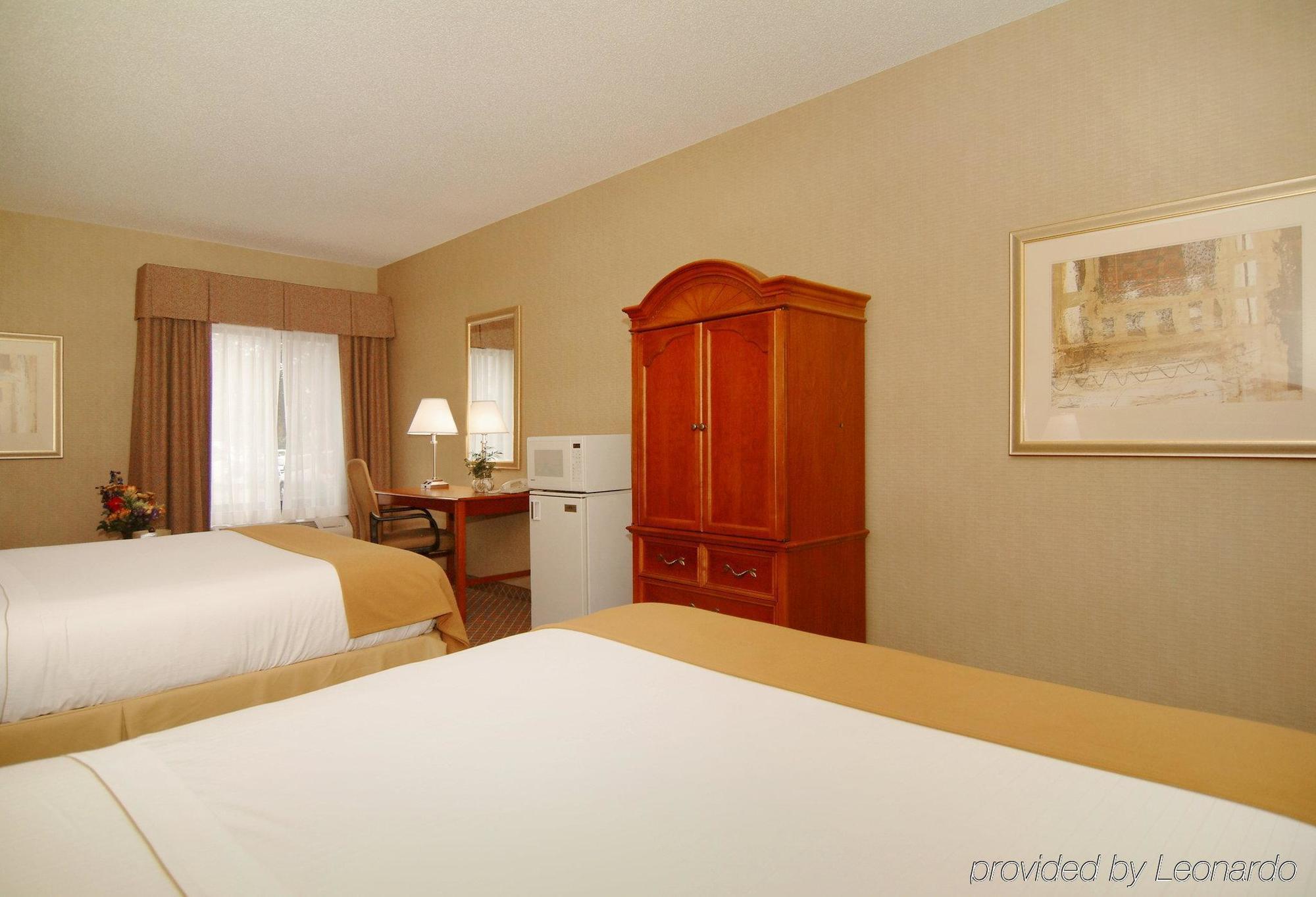 Holiday Inn Express Cedar Rapids - Collins Road By Ihg Room photo