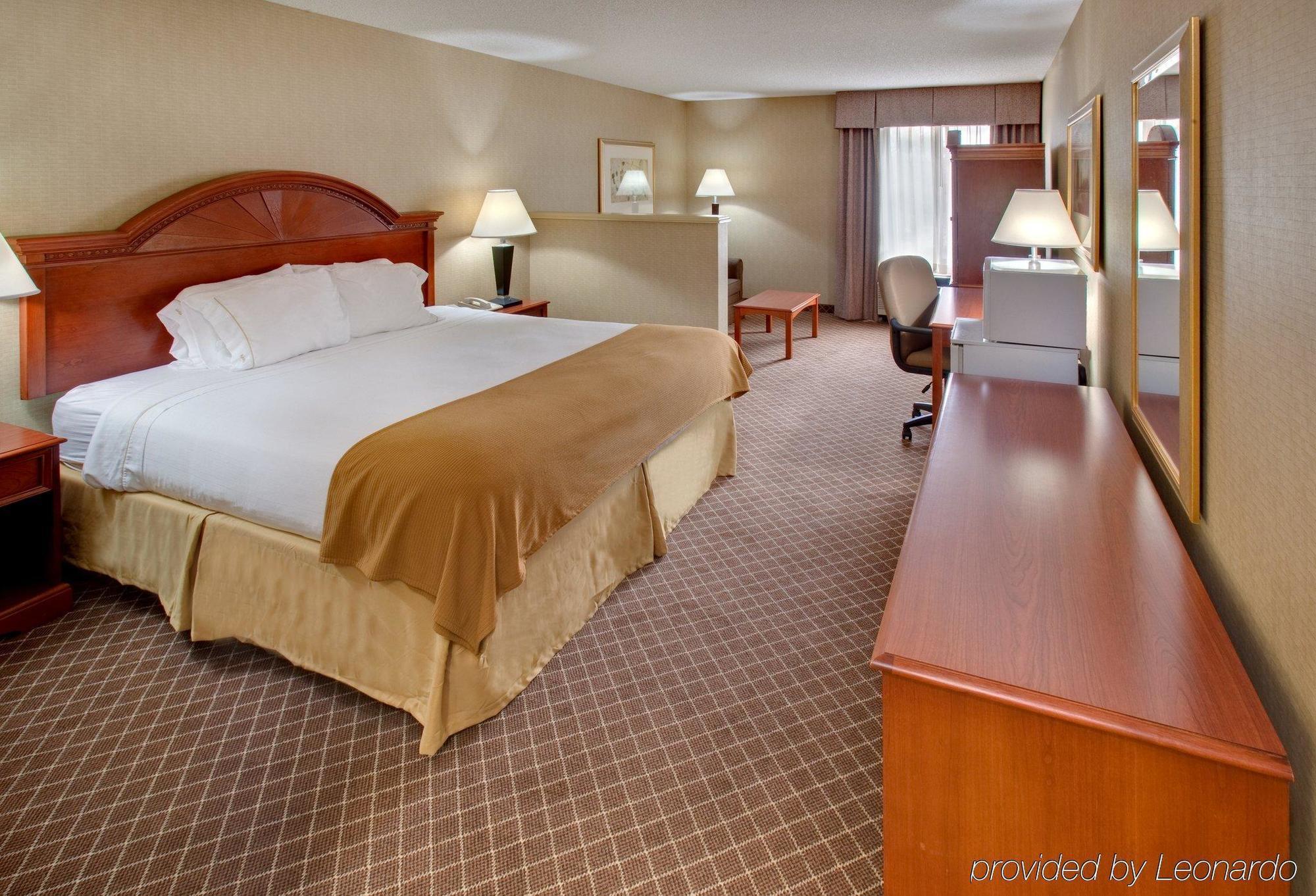 Holiday Inn Express Cedar Rapids - Collins Road By Ihg Room photo