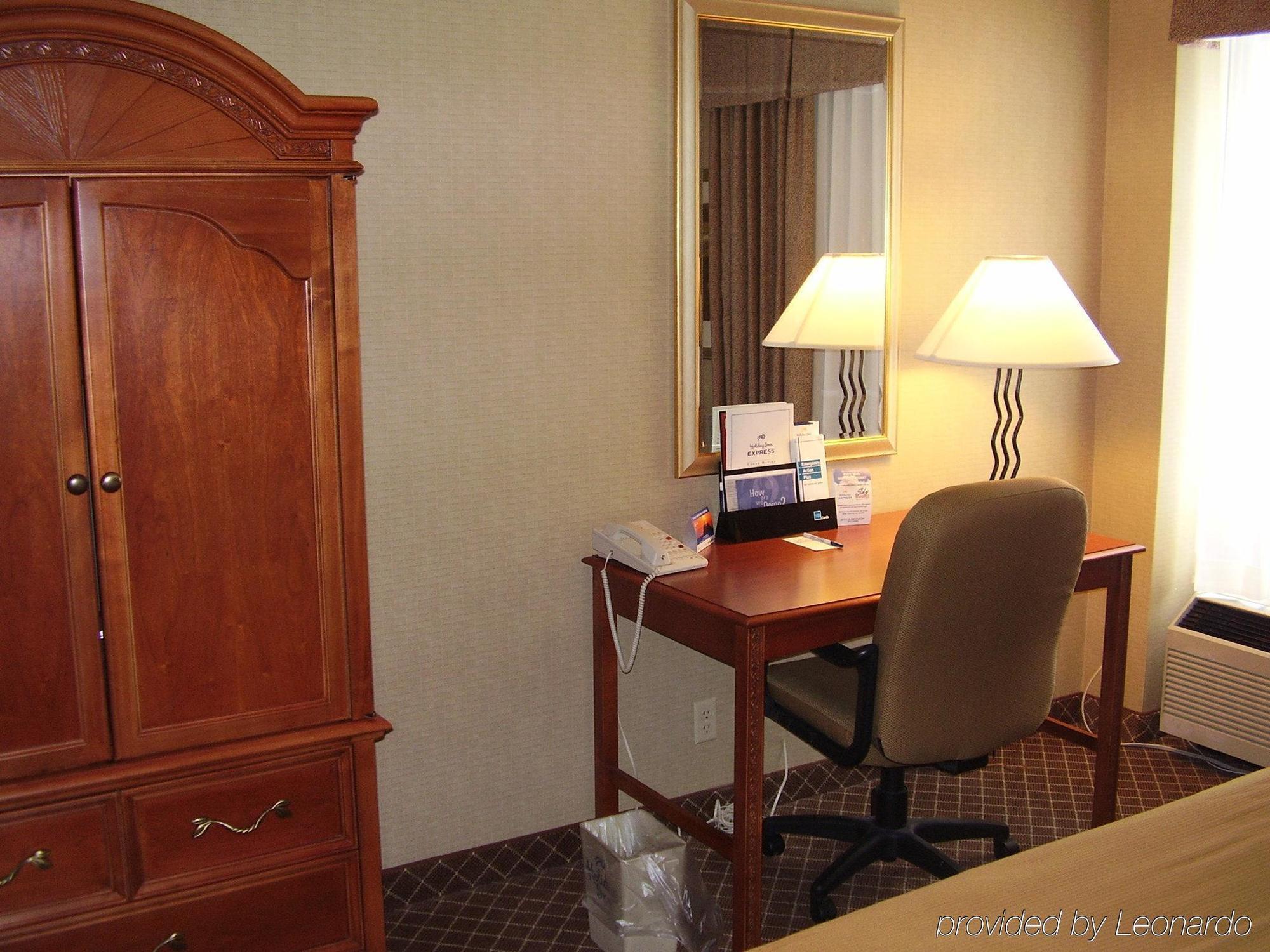 Holiday Inn Express Cedar Rapids - Collins Road By Ihg Room photo