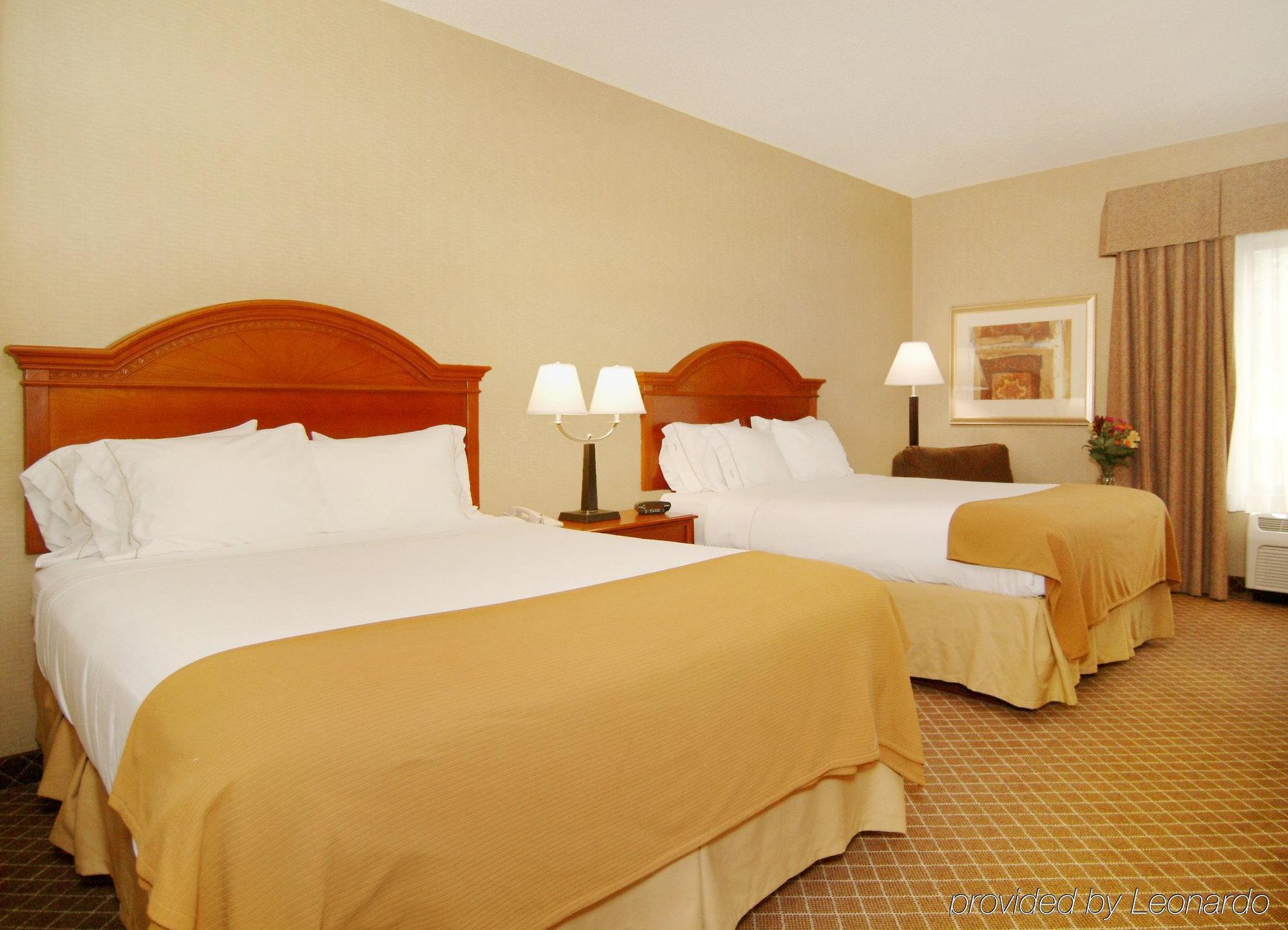 Holiday Inn Express Cedar Rapids - Collins Road By Ihg Room photo